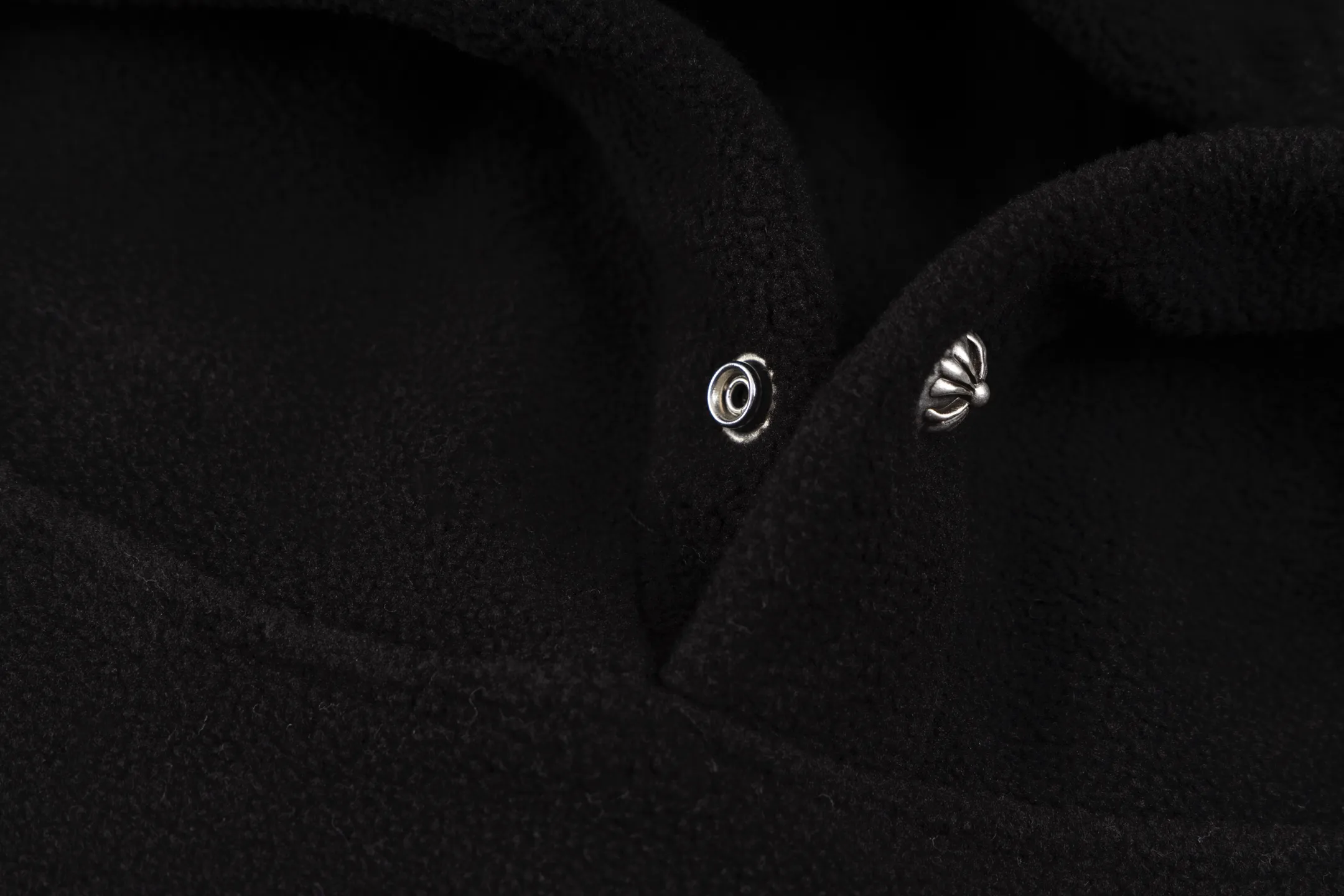 🅿️460 [Exclusive supply] CH Croix Heart Horseshoe double-sided brushed polar fleece hooded sweatshirt. The fabric is made of rare terry and brushed composite fabric, which brings the ultimate soft touch and excellent thermal insulation performance. The fabric has been treated with a special double-sided brushing process to form a delicate polar fleece surface, which not only maintains a crisp shape but also improves wearing comfort. The chest is decorated with the brand's iconic horseshoe embroidery, using high-density embroidery thread to outline a three-dimensional texture. The collar is edged with imported lambskin and matched with a four-button Crusader flower made of real antique silver. The details are full of luxury. The hem is embellished with traditional melon beads, each of which is hand-made genuine antique silver. The interior is treated with velvet to ensure warmth and temperature locking. The overall craftsmanship continues Chrome Hearts' consistent meticulous workmanship. From fabric selection to decorative details, it reflects the brand's ultimate pursuit of quality, perfectly integrating street style with high fashion. Size:S-M-L
